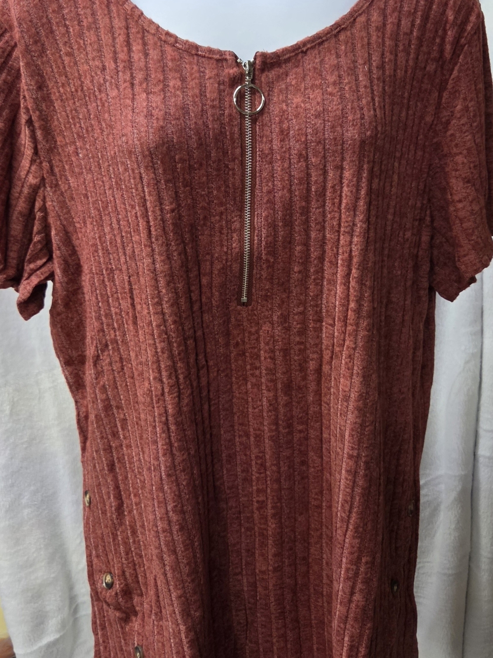 Ribbed Short-Sleeve Zip Front Top Woth Buttons On The Sise in Rust Color